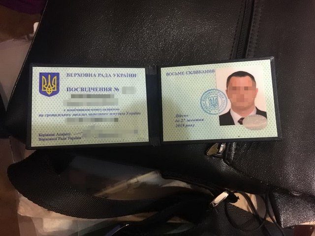 В Житомире на взятке погорел помощникк-консультант народного депутата Украины. Фото: СБУ
