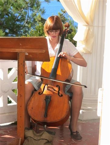 Хелена влюблена не только в девушку, но и в виолончель