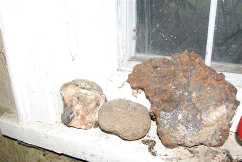 Жалко выбросить. Фальшивые метеориты, настоящие хранятся в сейфе. Фото Е.Юзефчук