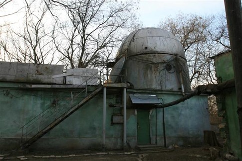 Для экскурсий. Этот купол — специальный телескоп, который может следить за спутниками. Фото А. Лесик