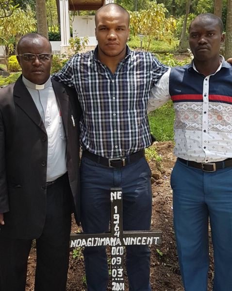 Жан зі своїми дядьками на могилі батька. Фото Instagram