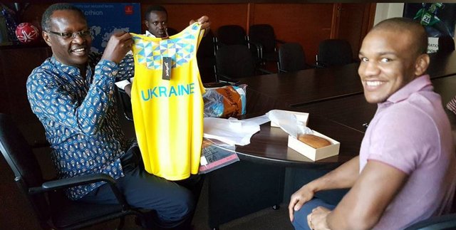 С президентом НОК. Роберт Байїгамба тепер носитиме футболку збірної України. Фото Instagram