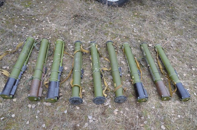 <p>У схованках знайшли гранатомети, міни та тротилові шашки. Фото: facebook/Тетяна Погукай</p>