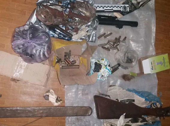 У мужчины нашли внушительный арсенал оружия. Фото: полиция