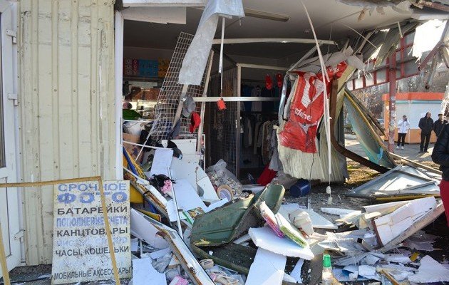 <p>У Миколаєві армійський бензовоз протаранив два магазини, фото ДСНС</p>