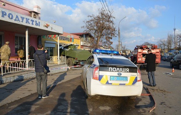 <p>У Миколаєві армійський бензовоз протаранив два магазини, фото ДСНС</p>