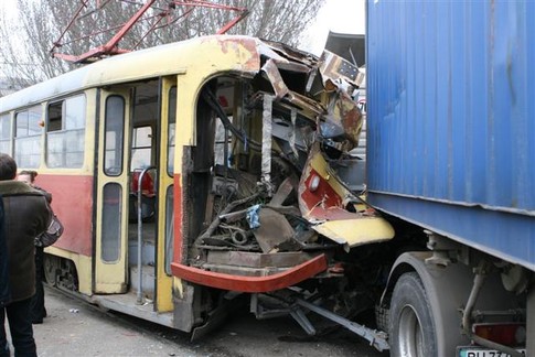 В Одессе на поселке Котовского грузовик въехал в трамвай, фото А. Лесик