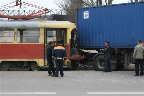грузовик въехал в трамвай, фото А. Лесик