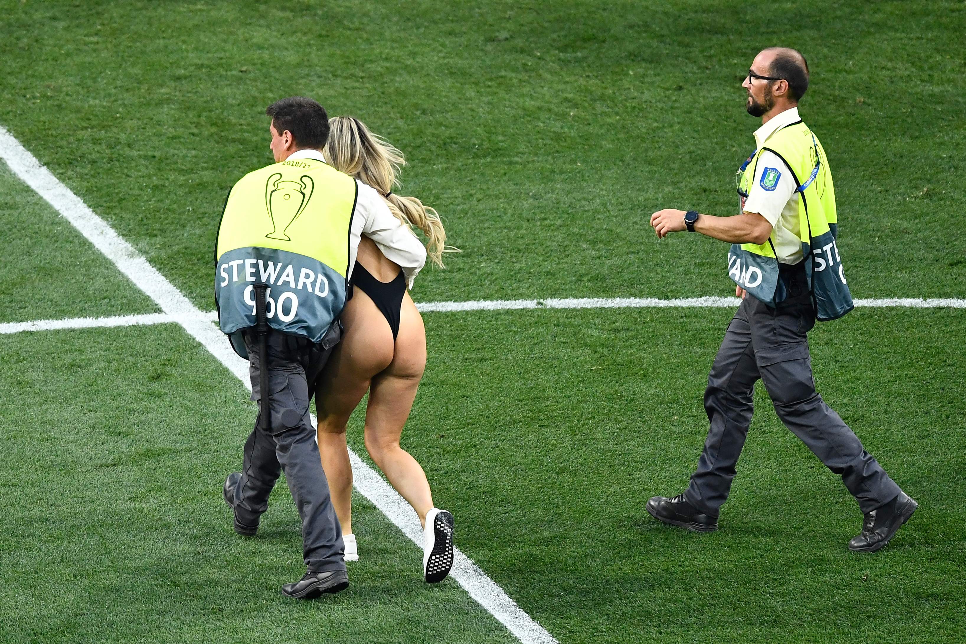 В финале Лиги чемпионов на поле выбежала американка фото. 