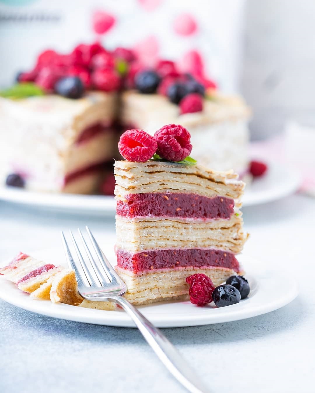 Блинный торт тирамису. Блинный торт "тирамису-торт". Блинный торт на Масленицу. Блинный торт красивый. Блинный торт с ягодами.