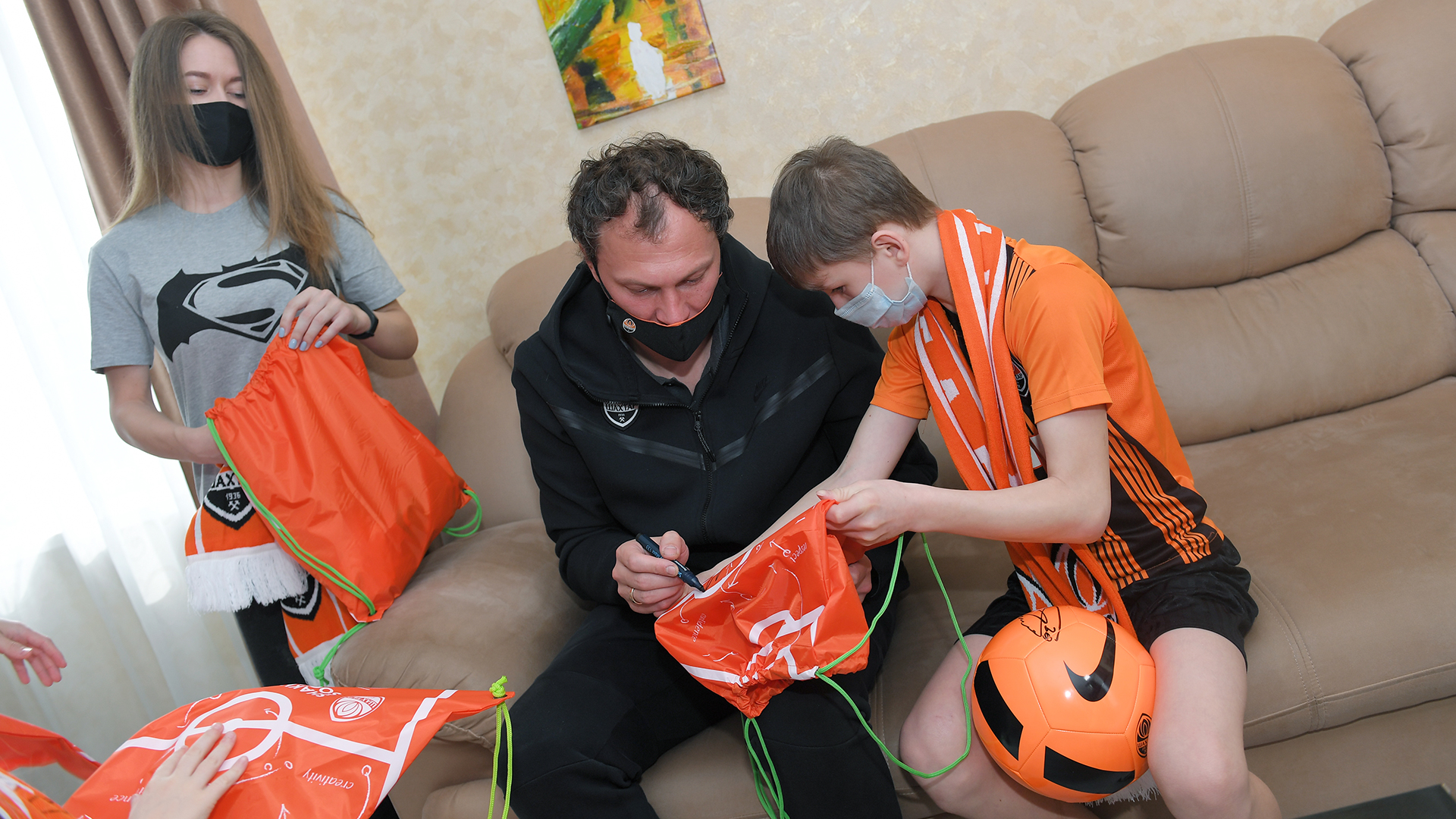 	Вратарь Шахтера осчастливил 11 маленьких фанатов из детского дома в Полтаве