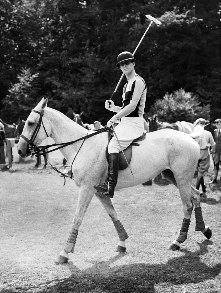 	Трофеи получал из рук жены: принц Филипп обожал конный спорт