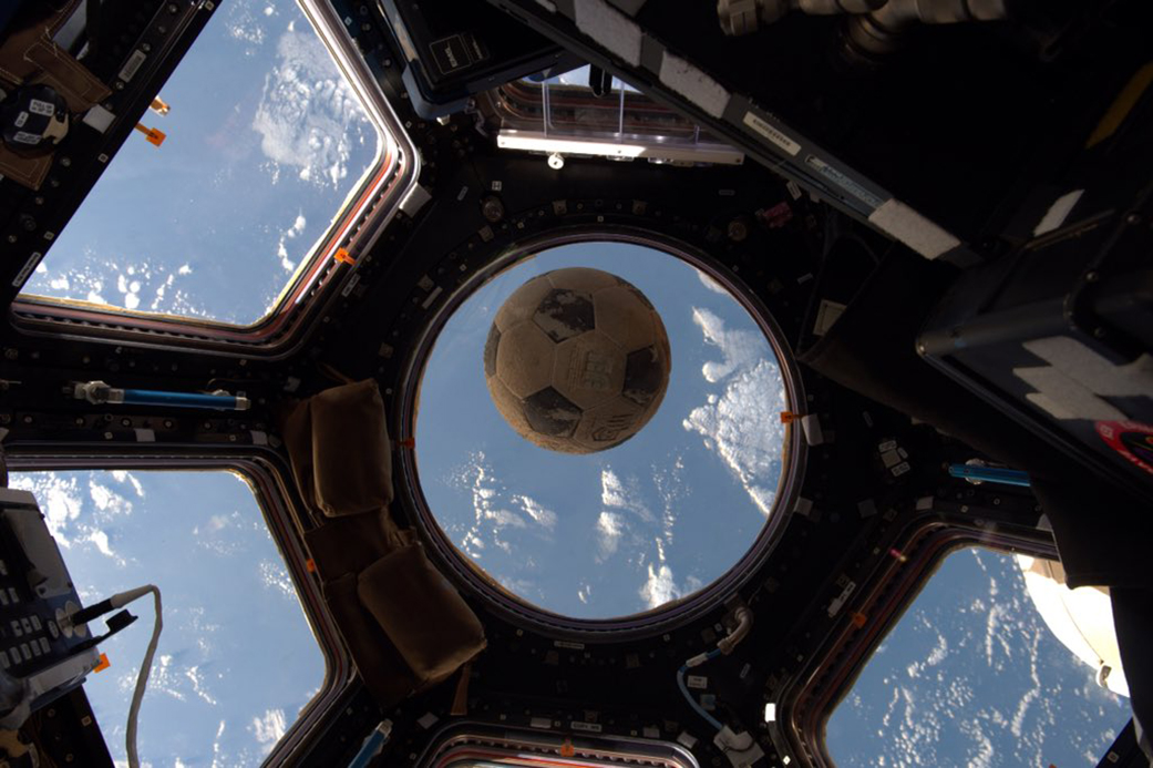 	Пережил катастрофу шаттла и вернулся в космос спустя 30 лет: невероятная история мяча