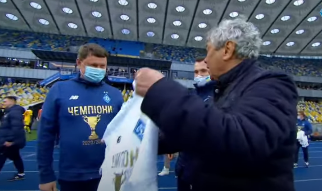 	Луческу облили шампанским, но чемпионскую футболку он не надел: Динамо отмечает титул (фото)