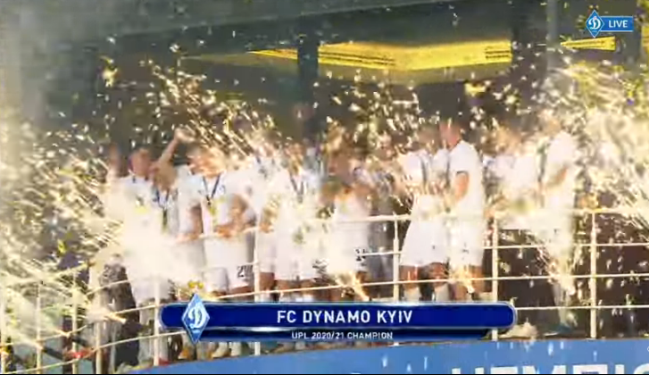 	Луческу облили шампанским, но чемпионскую футболку он не надел: Динамо отмечает титул (фото)