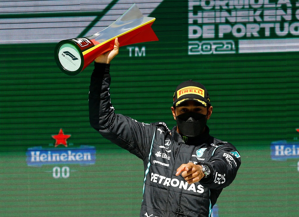 Хэмилтон напился с горла, выиграв с шикарными обгонами Гран-при Португалии