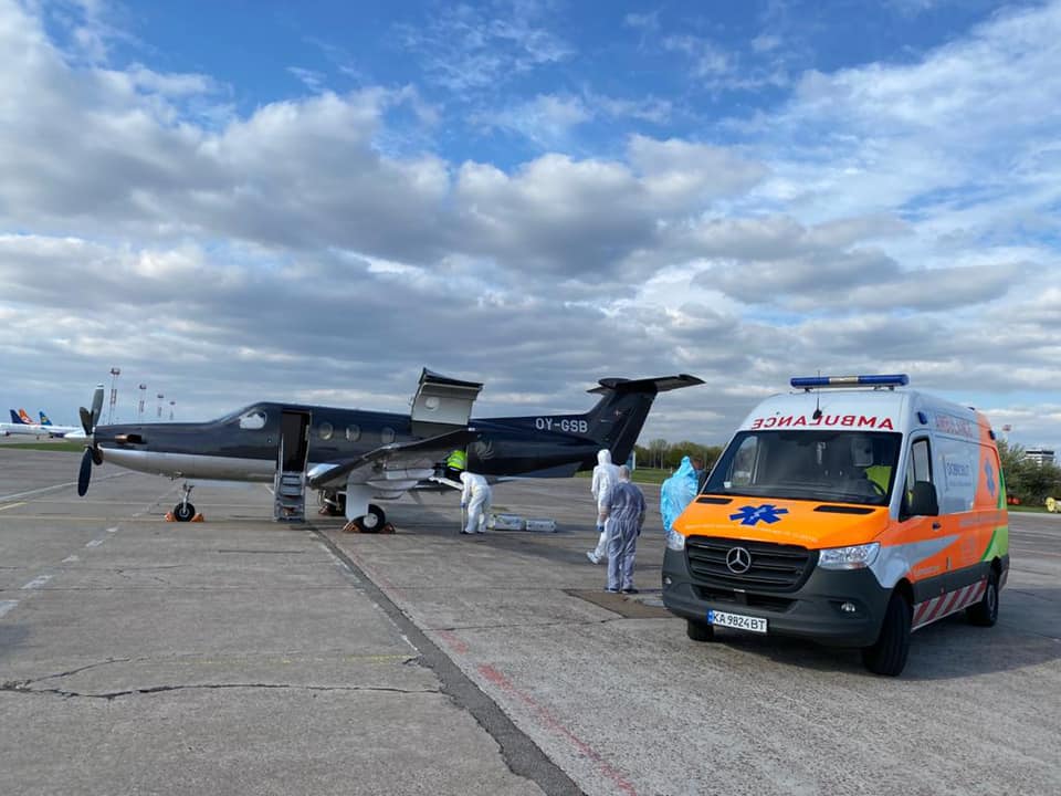 Датский бадминтонист, заразившийся коронавирусом в Киеве, нанял самолет и в капсуле улетел домой