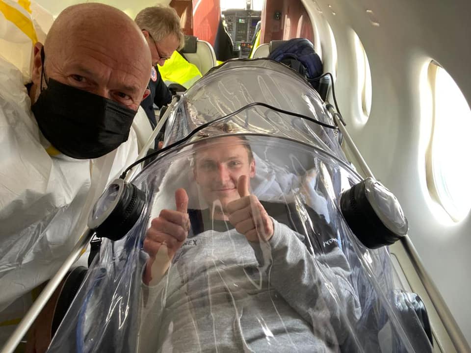 Датский бадминтонист, заразившийся коронавирусом в Киеве, нанял самолет и в капсуле улетел домой