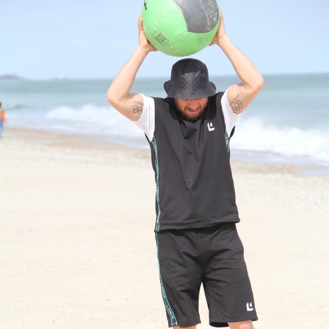Ломаченко вышел на пляж с гигантским мячом: из-за травмы