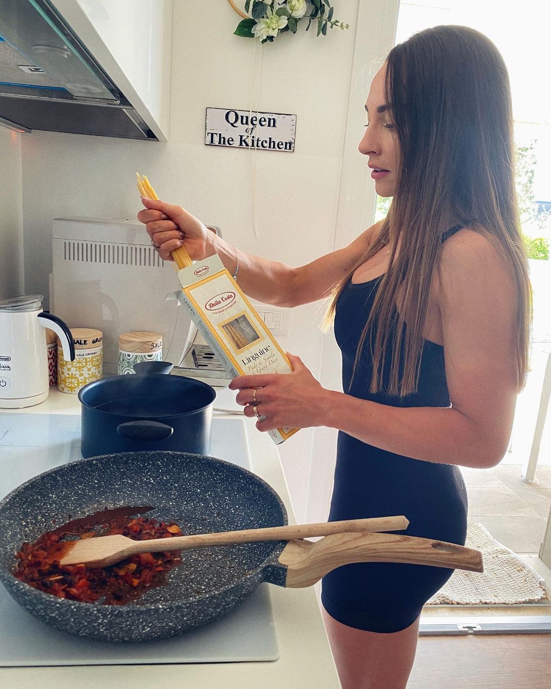 Секси даже на кухне: звезда биатлона показала, как готовит пасту