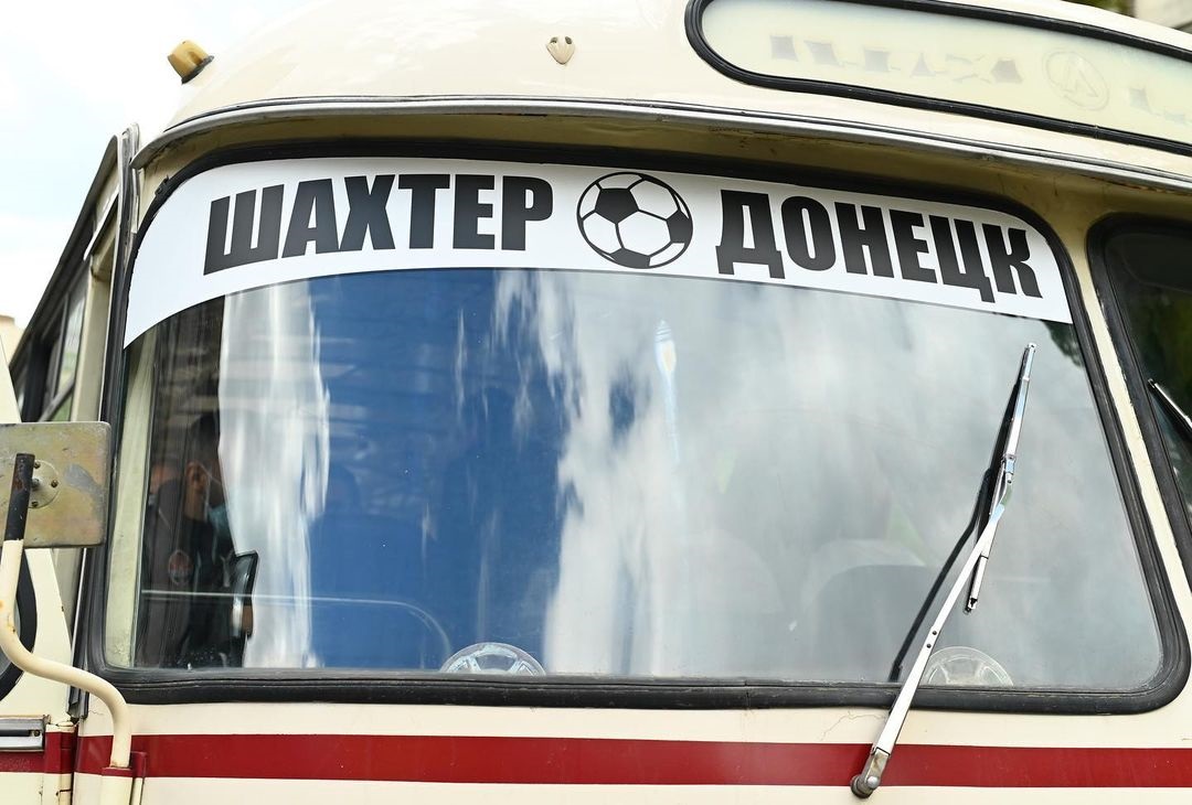 Шахтер в ретроавтобусе Турист 1973 года выпуска приехал на последнюю игру сезона (фото)