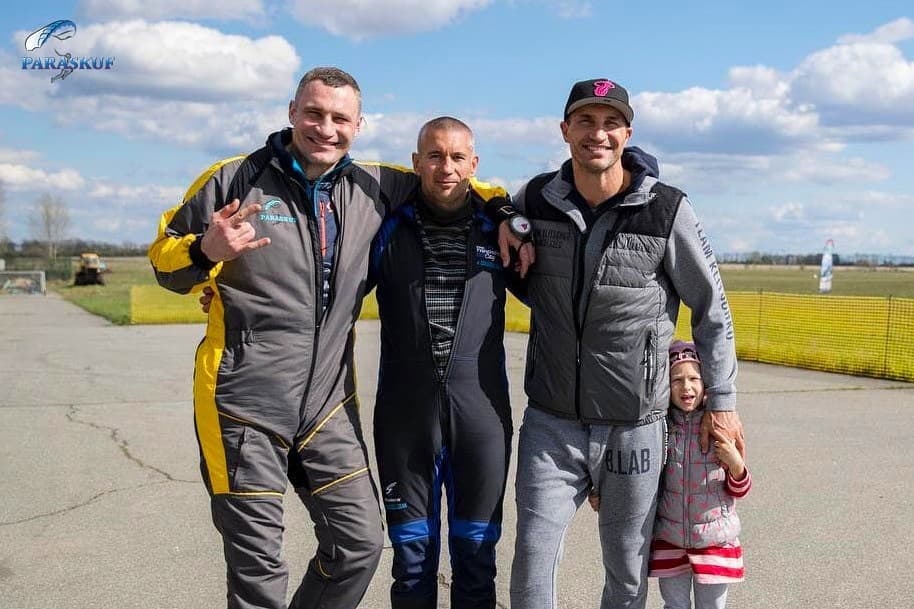 Кличко прыгал с парашютом на 9 мая, а за него на земле переживали брат и племянница