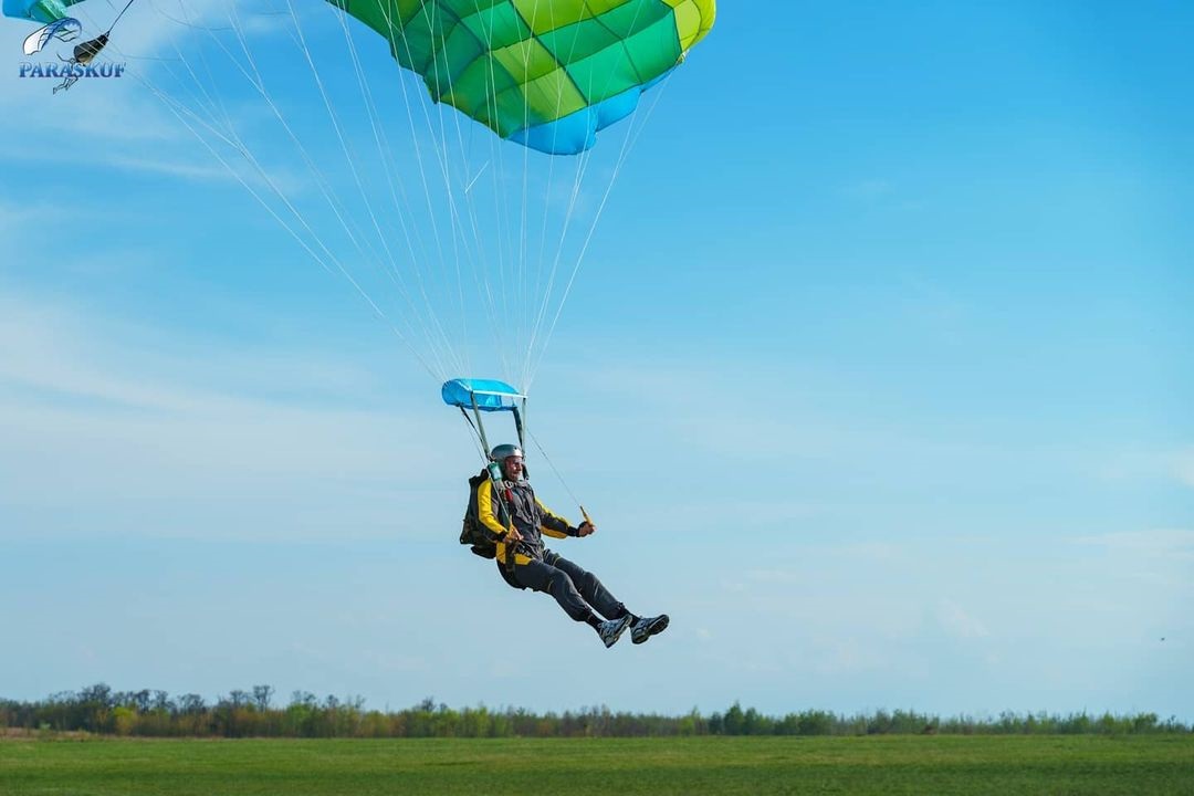 Кличко прыгал с парашютом на 9 мая, а за него на земле переживали брат и племянница