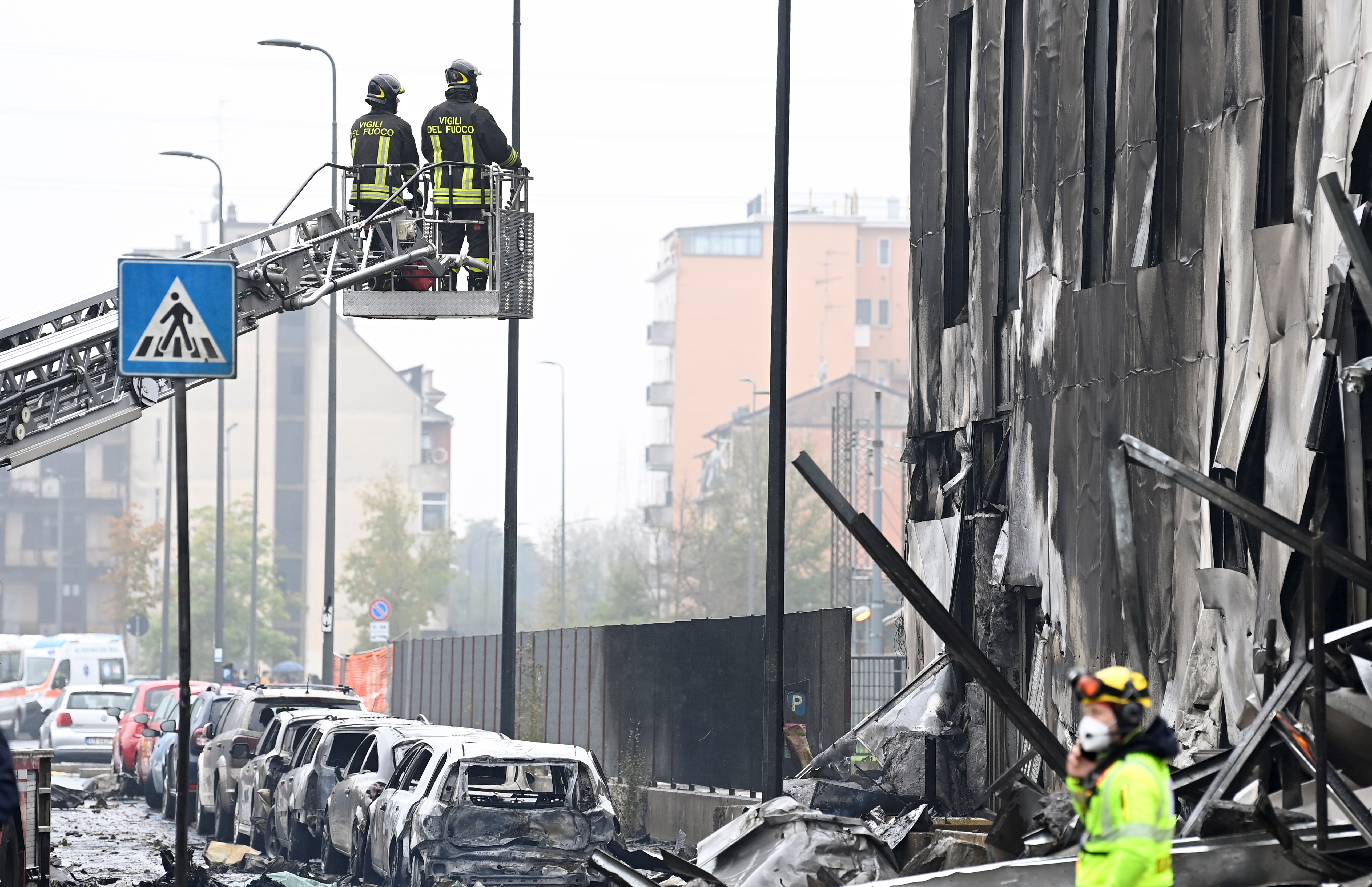 Башня Пирелли в Милане катастрофа самолета. В Италии вспыхнуло.