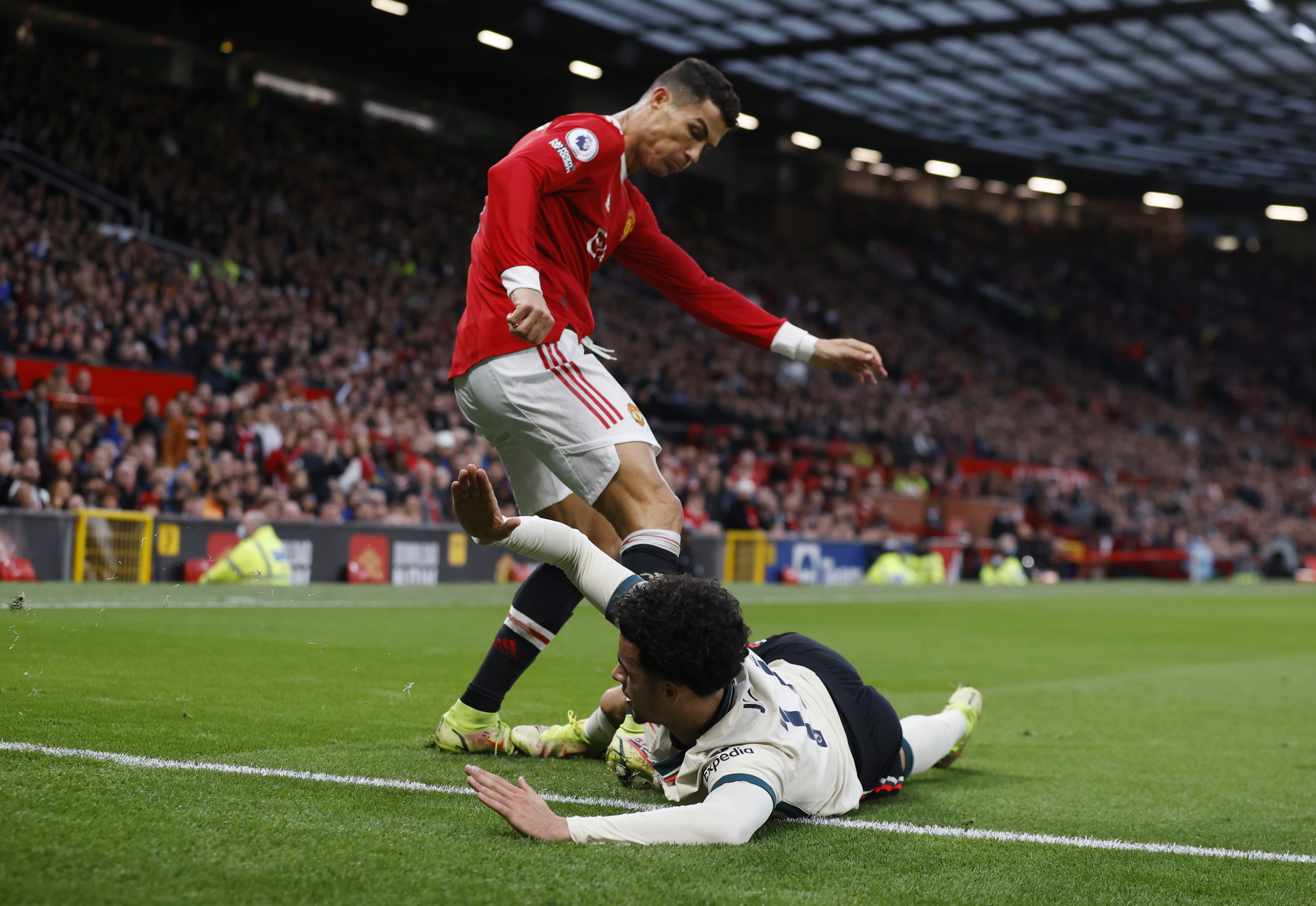 Manchester united live. Роналду Сульшер Ливерпуль. Манчестер Юнайтед Ливерпуль 0 5. Ливерпуль против Манчестер Юнайтед. Роналду в Ливерпуле.