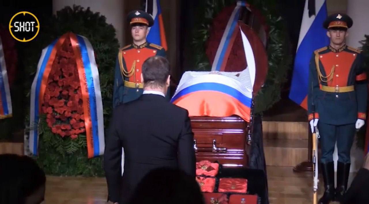 Сколько пришло проститься с навальным. Медведев на церемонии прощания с Жириновским. Почетный караул у гроба.