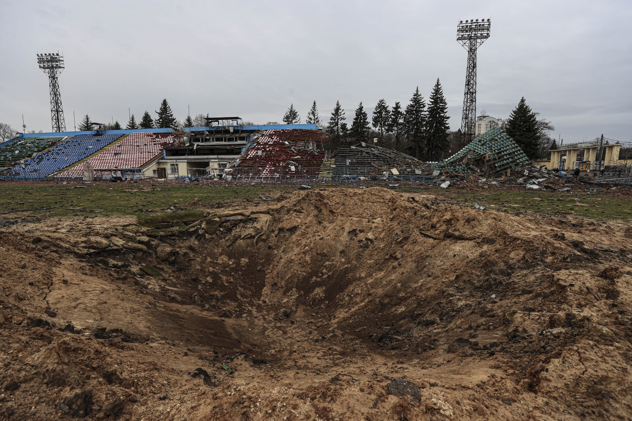 Стадион на гагарина. Стадион Десна Чернигов. Разрушенный стадион. Разбомбленный стадион в Украине. Стадион Гагарина.